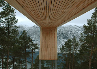 Aussichtspunkt aus Holz in Aurland
