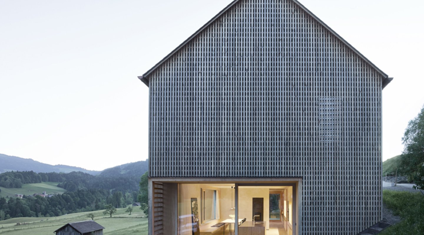 Einfamilienhaus mit natürlich vergrauter Holzfassade © HÄUSER Adolf Bereuter