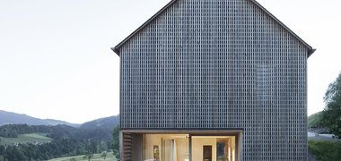 Einfamilienhaus mit natürlich vergrauter Holzfassade © HÄUSER Adolf Bereuter