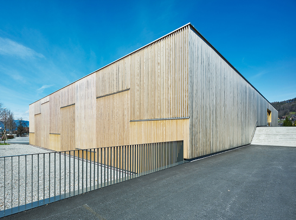 Sporthalle der Mittelschule Klaus-Weiler-Fraxern mit Holzfassade aus unbehandelter Weißtanne © Bruno Klomfar