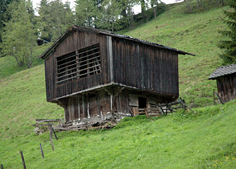 Holz Hütte im Hang